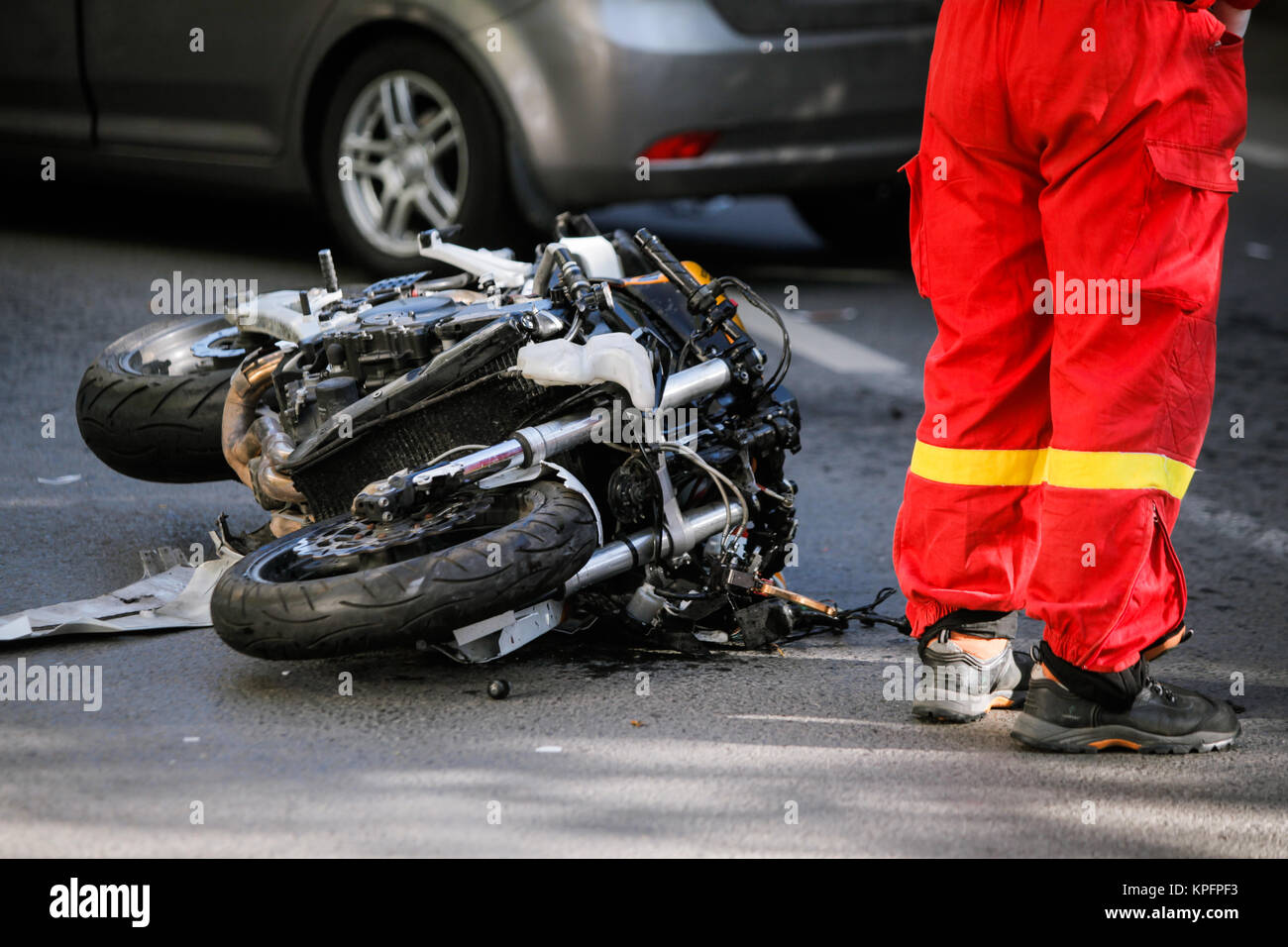 Moto s'est écrasé après accident de la route avec une voiture sur une rue  de la ville Photo Stock - Alamy