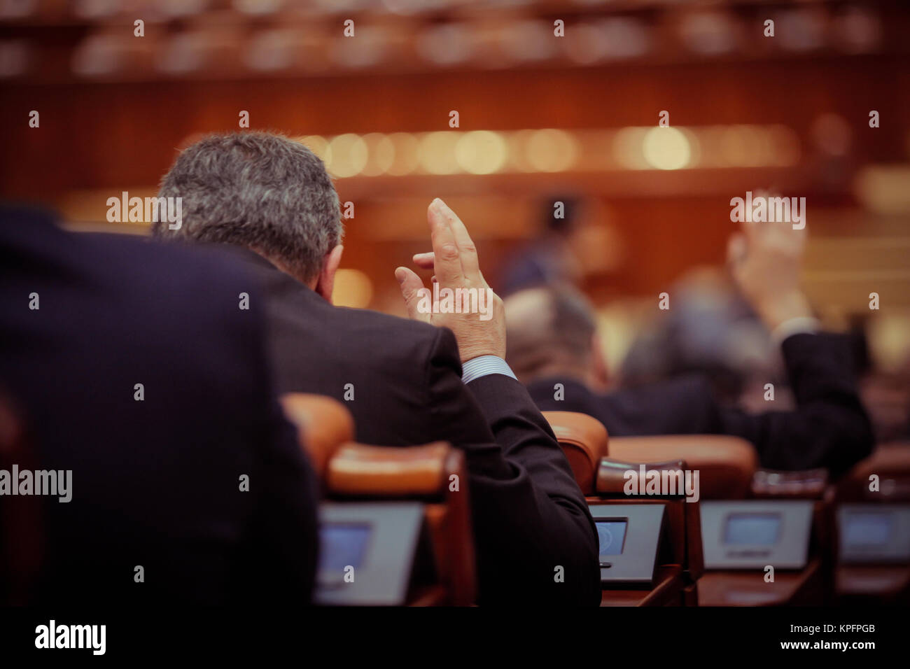 Membre du Parlement roumain, c'est voter en levant sa main Banque D'Images
