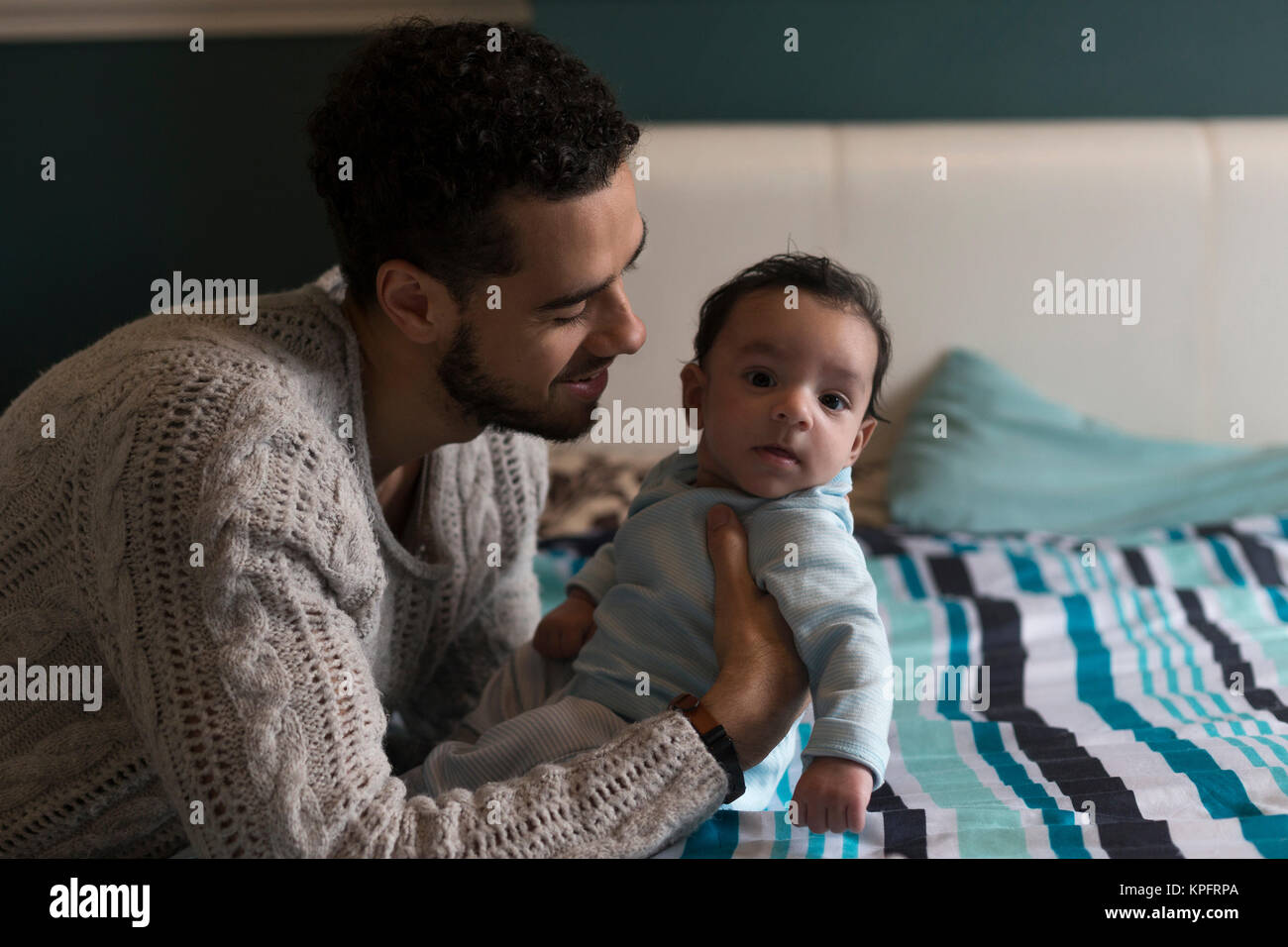 Cute baby looking at camera Banque D'Images