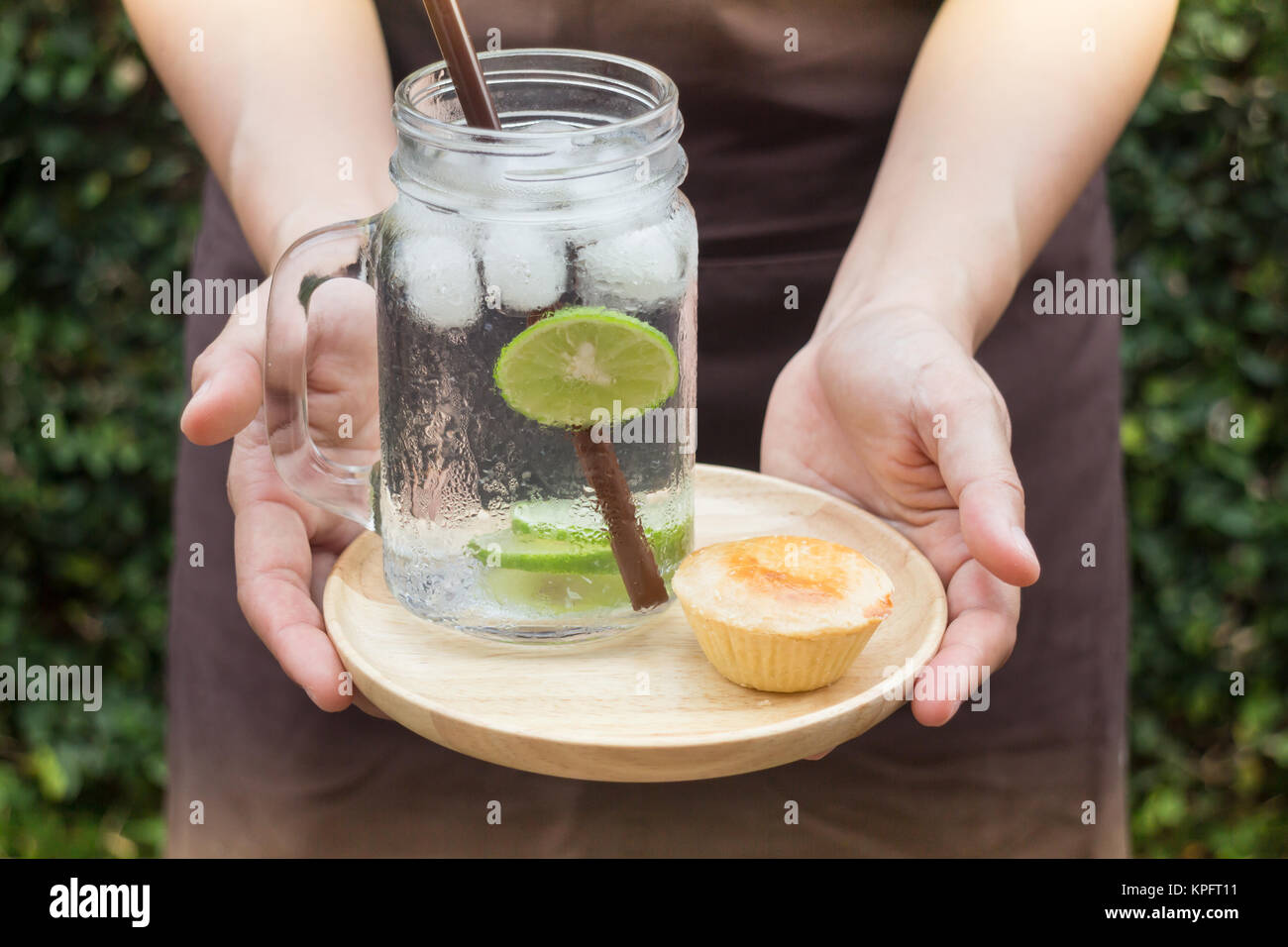 Mini tarte à la confiture de fruits et de l'eau infusée citron detox Banque D'Images