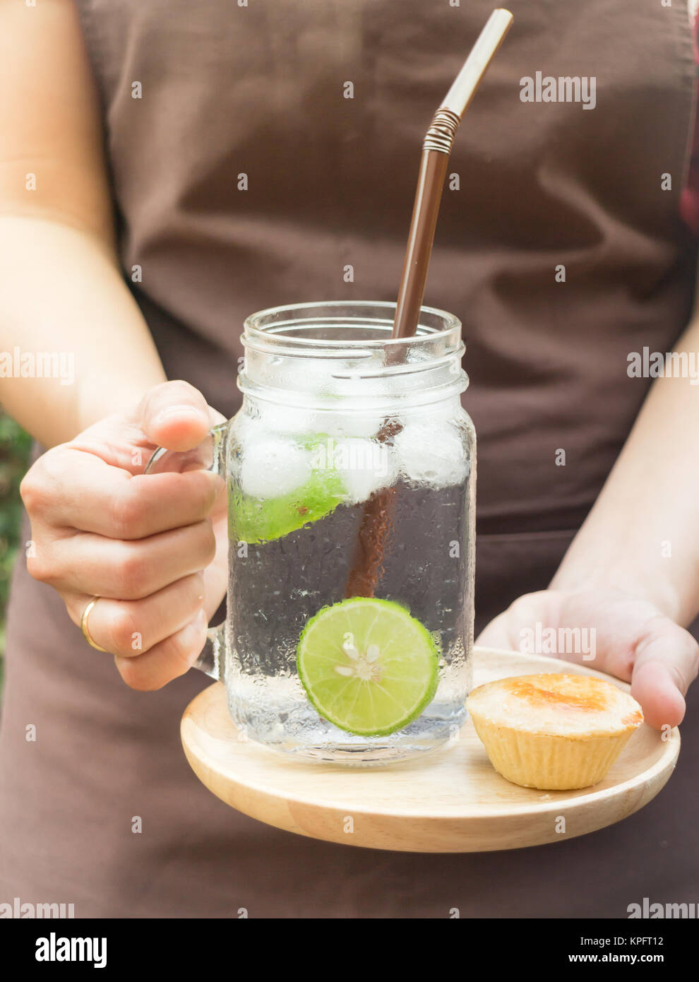 Mini tarte à la confiture de fruits et de l'eau infusée citron detox Banque D'Images