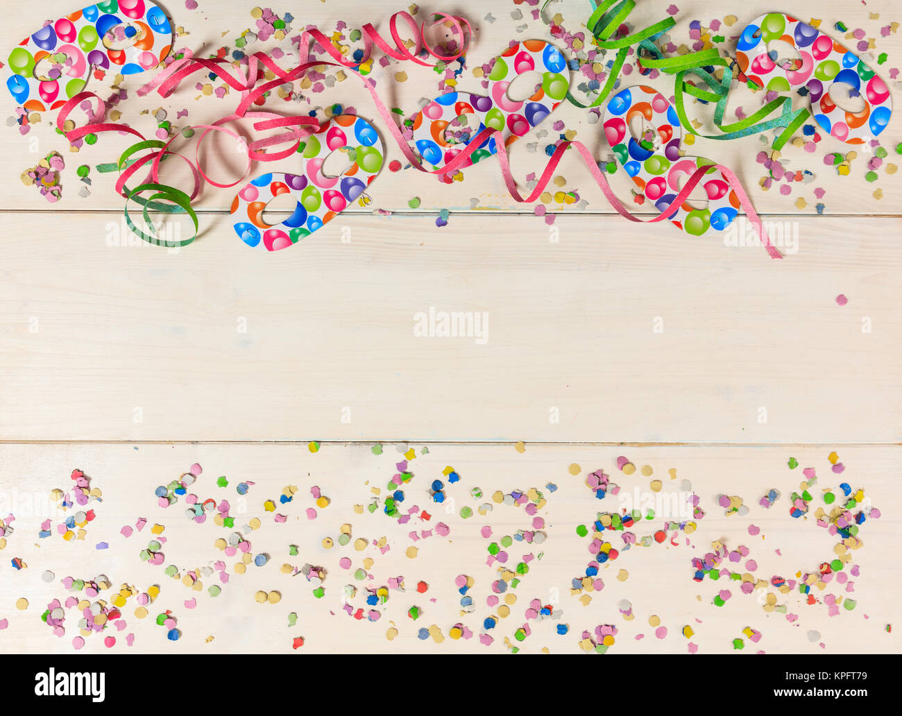 Carnaval haut en couleurs Confettis et Serpentins blanc sur fond de bois, haut nouveau, copy space Banque D'Images