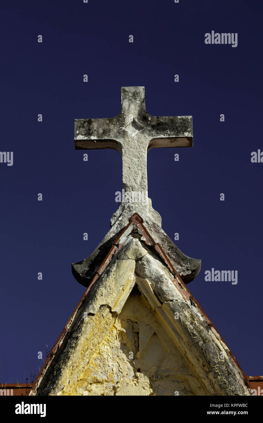 Ancienne croix au sommet d'un mausolée, Nécropole Colon, dans le Vedado, La Havane, Cuba Banque D'Images