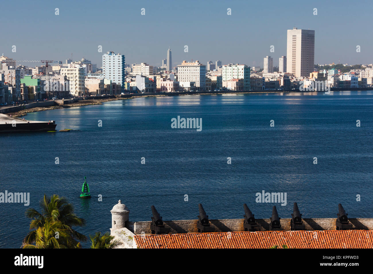 Cuba, La Havane, augmentation de la vue sur le Malecon de la Castillo de los Tres Santos Reys del Morro fortress Banque D'Images