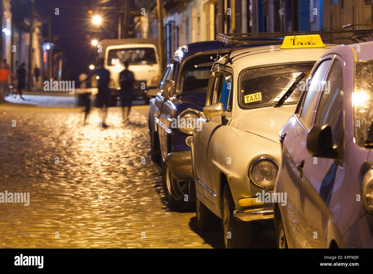 La province de Sancti Spiritus, Cuba, Trinidad, les taxis sur la Calle Antonio Maceo, dusk Banque D'Images