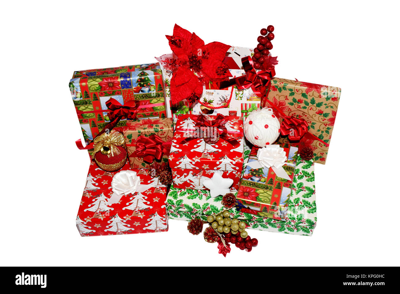 Cadeaux de Noël dans des boîtes et sacs, enveloppés dans du papier à thème. Avec des décorations de Noël, fleurs de décoration rouge et blanc Golden globes et des pommes de pin Banque D'Images