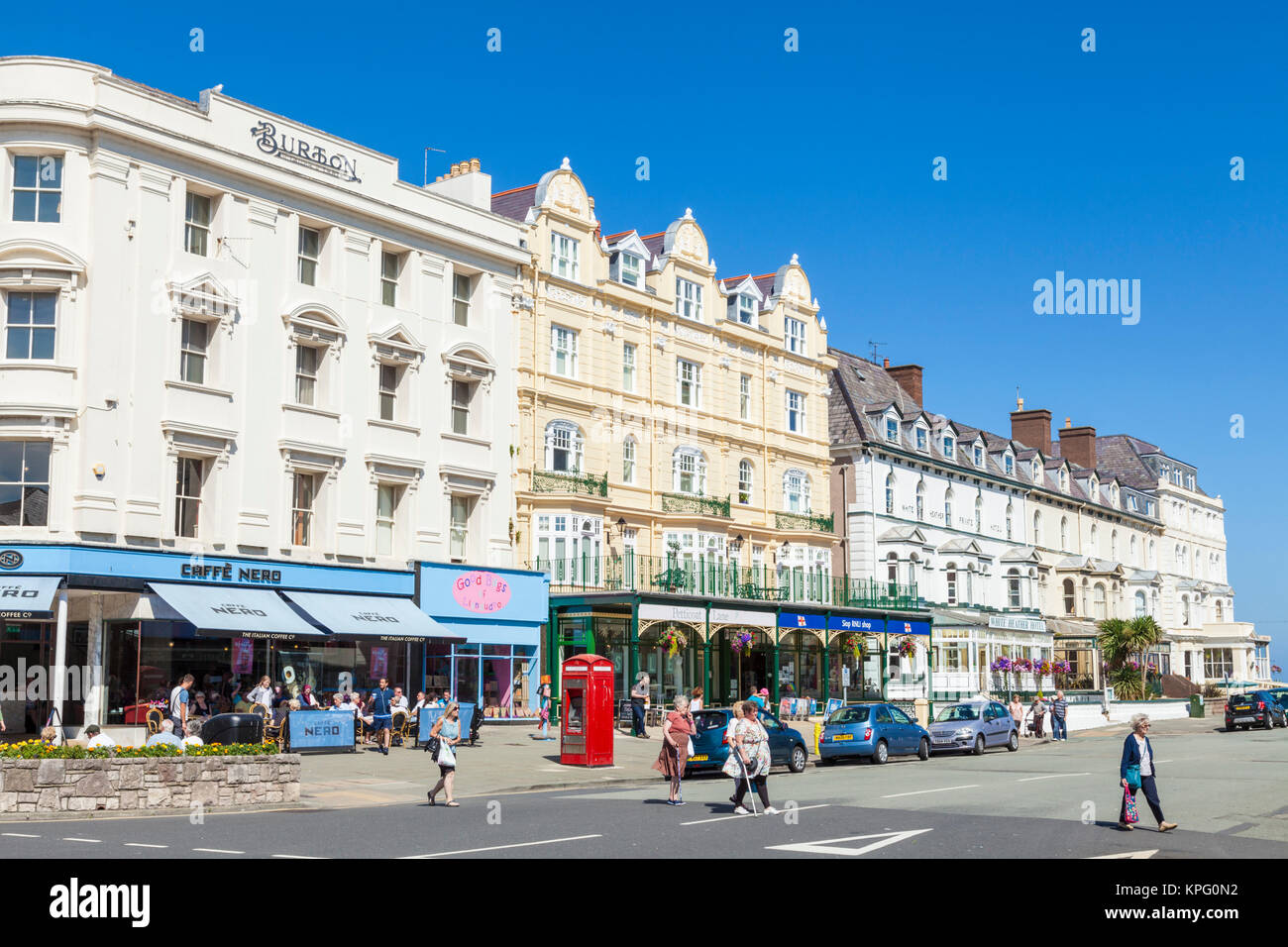 pays de galles du nord llandudno wales llandudno town centre st georges place avec cafés et touristes llandudno gwitn nord wales uk gb europe Banque D'Images