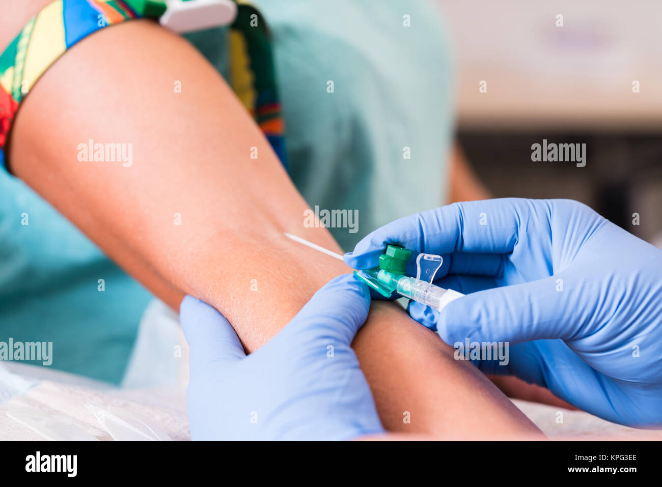 Médecin ou infirmière prend le sang de femme Banque D'Images