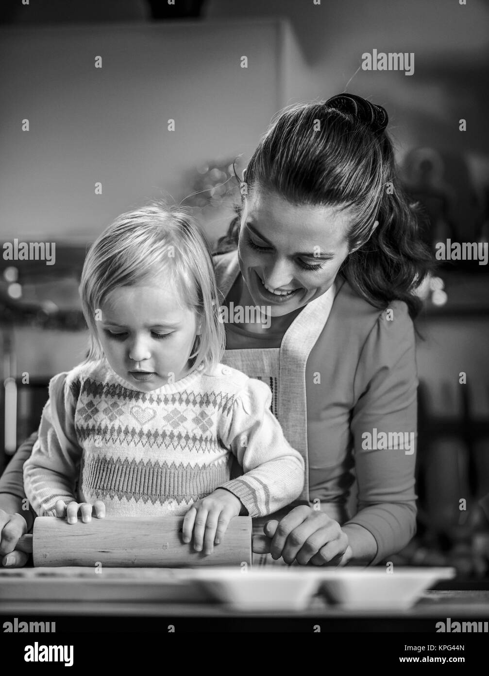 La mère et l'enfant rouleau à pâte dans cuisine Décoration de Noël Banque D'Images