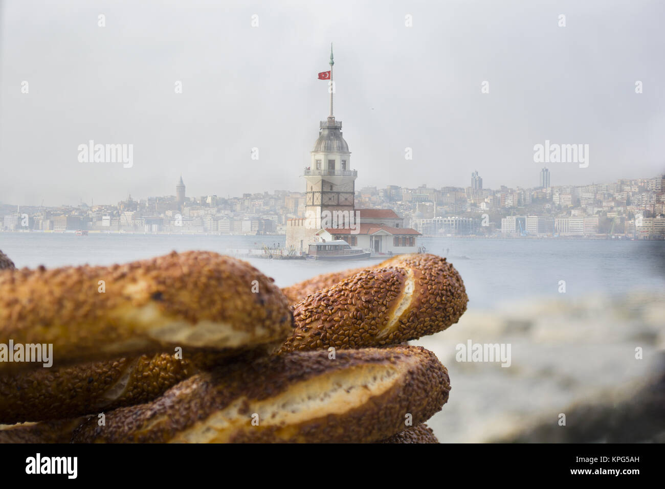 Bagel turc et tour de la jeune fille ; kiz kulesi à symboles d'istanbul Bosphorus Istanbul Banque D'Images