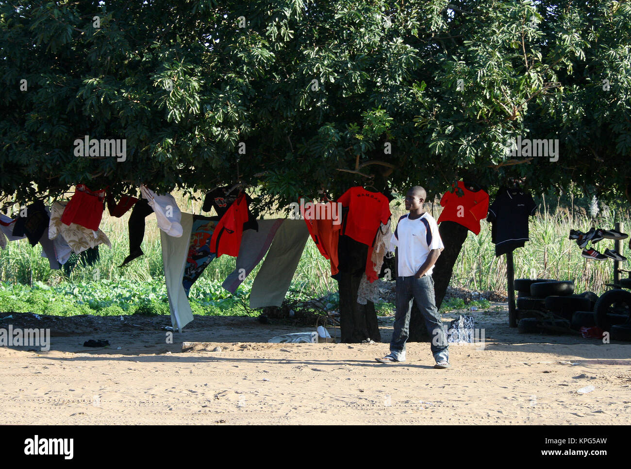 Le Mozambique, vendeur de rue, vente de vêtements à l'extérieur sous un arbre à Ponta do Ouro Banque D'Images