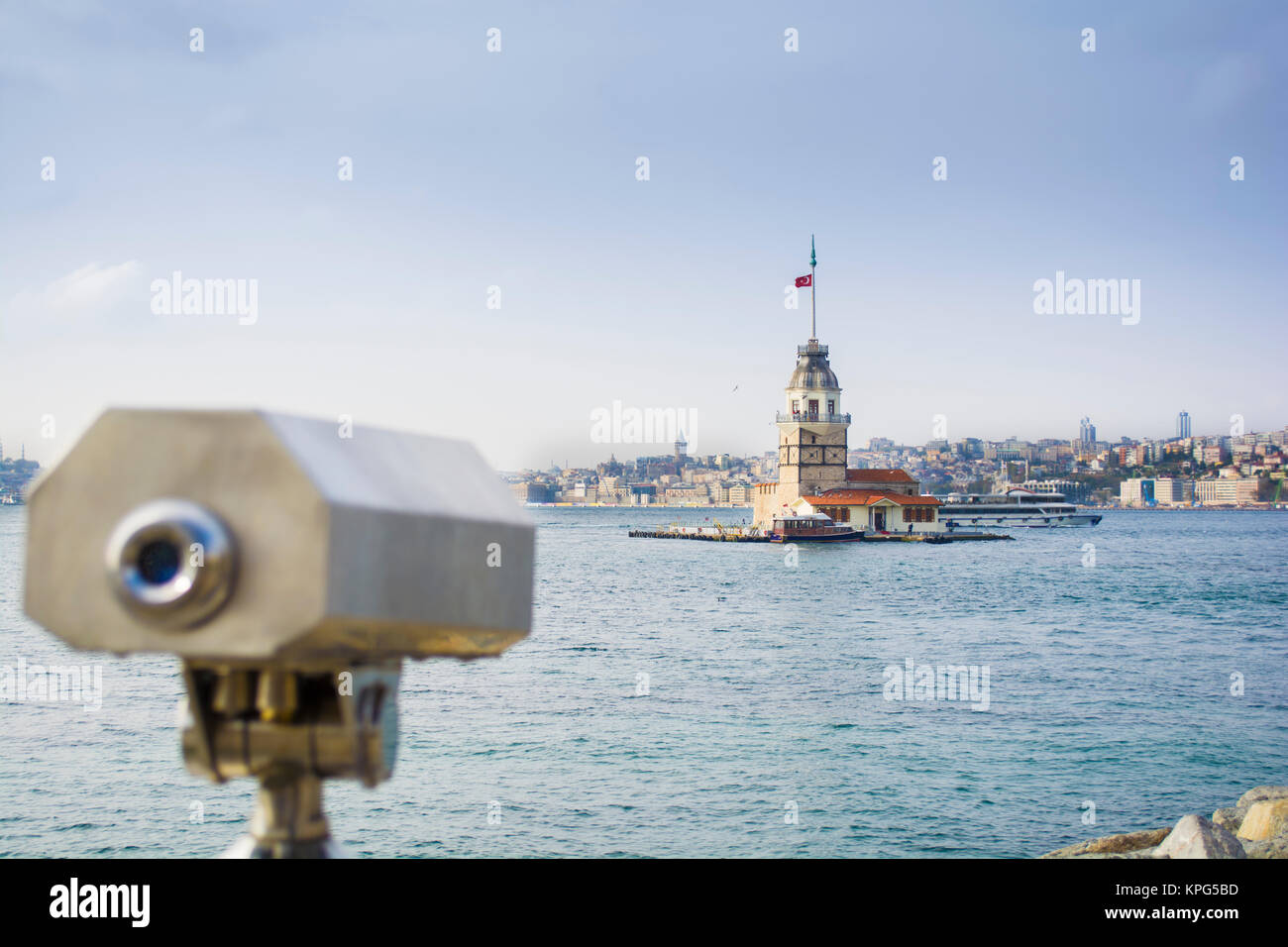 Regarder jumelles avec vue sur Istanbul et tour de la jeune fille Banque D'Images