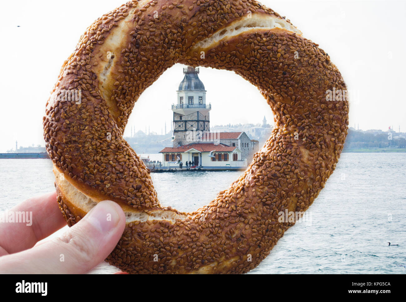 Bagel simit turc et demoiselles tour à Istanbul TURQUIE Banque D'Images