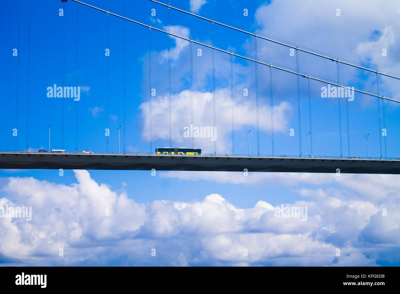 Le pont entre les voitures et bus ; 15 juillet pont martyr à Istanbul TURQUIE Banque D'Images