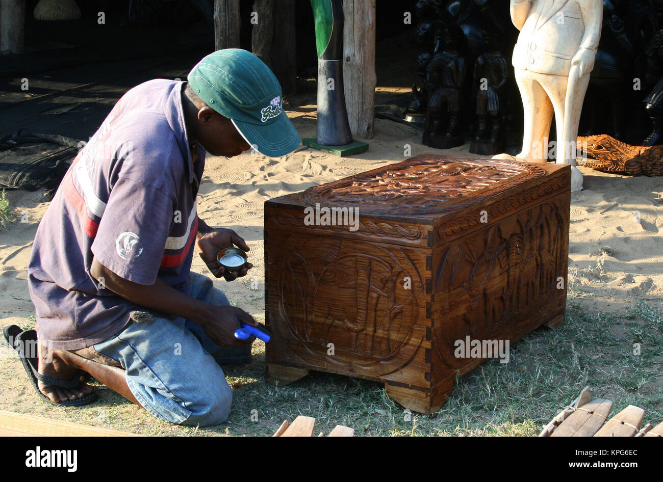 Le Mozambique, marché aux puces, l'homme africain en bois sculpté, d'un polissage kist à Ponta do Ouro Banque D'Images