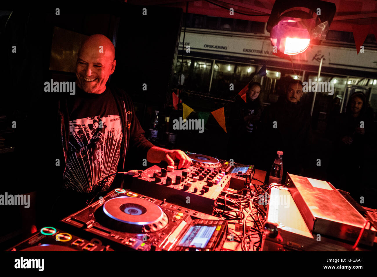 Le DJ et producteur de musique Danny Krivit effectue un DJ-set live à  l'electronic music festival Festival 2016 STRØM à Copenhague. Le Danemark,  06/08 2016 Photo Stock - Alamy