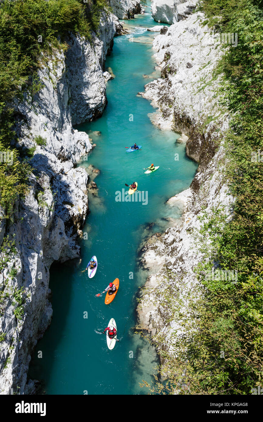 Le kayak sur la rivière Soča, Kobarid, Slovénie Banque D'Images
