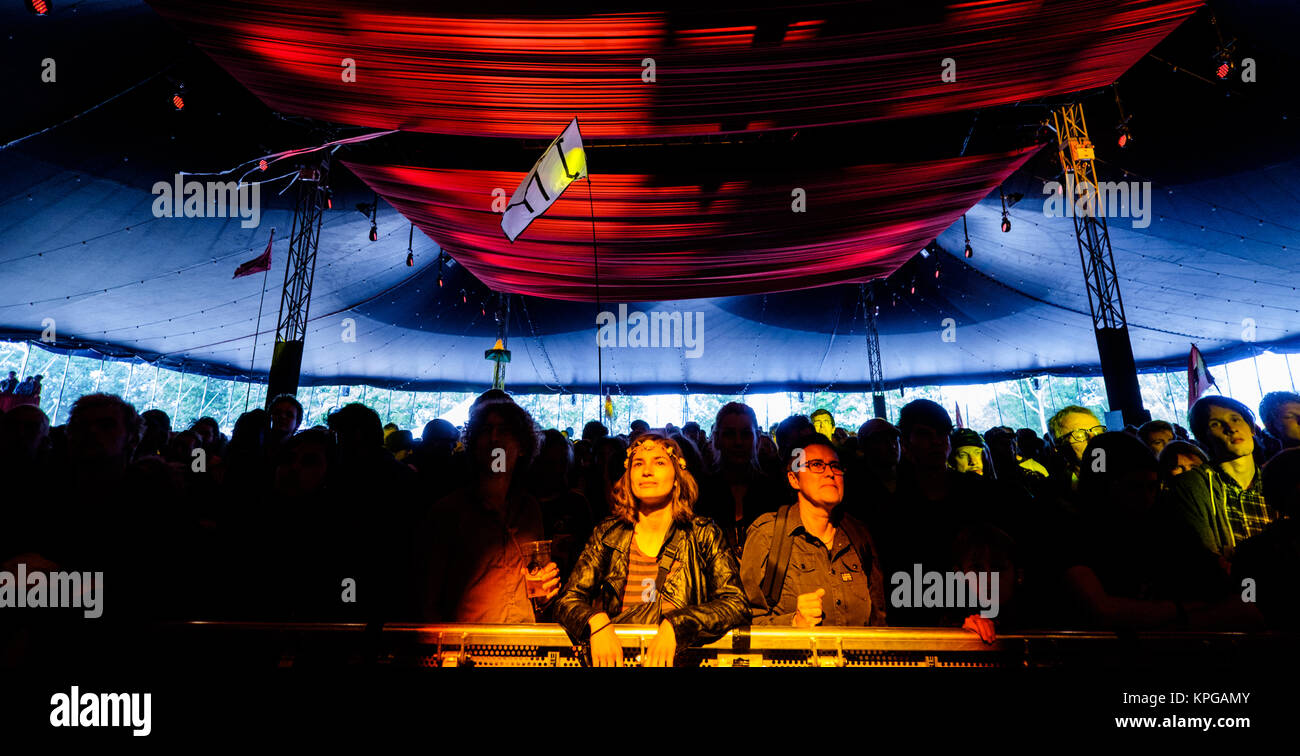Le Danemark, Roskilde - Juin 28, 2017. Festivaliers fréquentent l'un des nombreux concerts au cours de la Danish music festival Festival de Roskilde en 2017. Banque D'Images