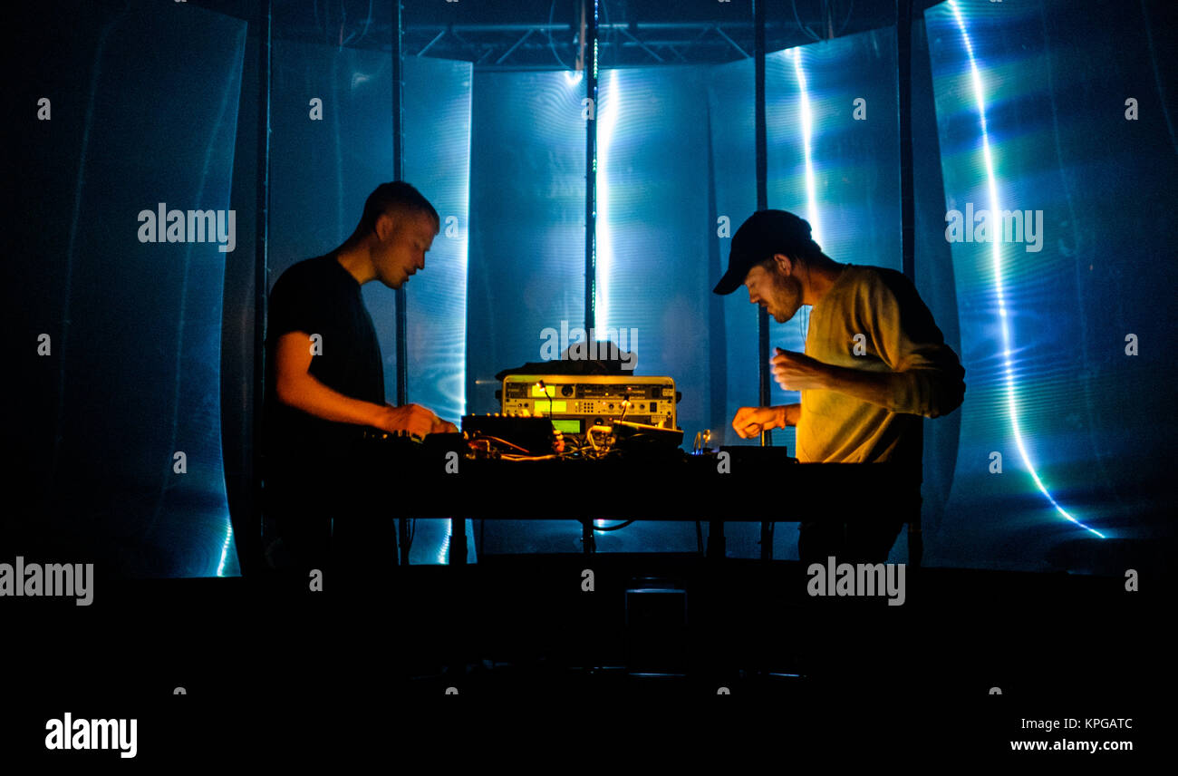 Le Danemark, Roskilde - 30 juin, 2017. Le duo techno danois Kenton Slash  Demon effectue un DJ-Set au Danish music festival Festival de Roskilde en  2017. Le duo composé des deux musiciens