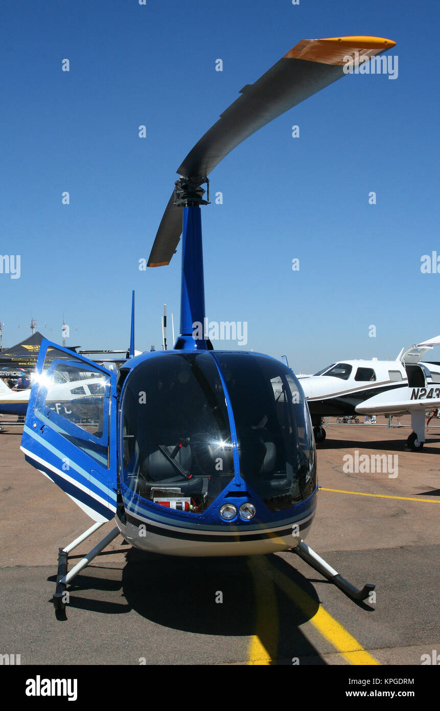 SAAF, hélicoptère Robinson R44 Raven Afrique 2012 à l'aérospatiale et la défense de l'aéronautique, la base aérienne de Waterkloof, Pretoria. Banque D'Images