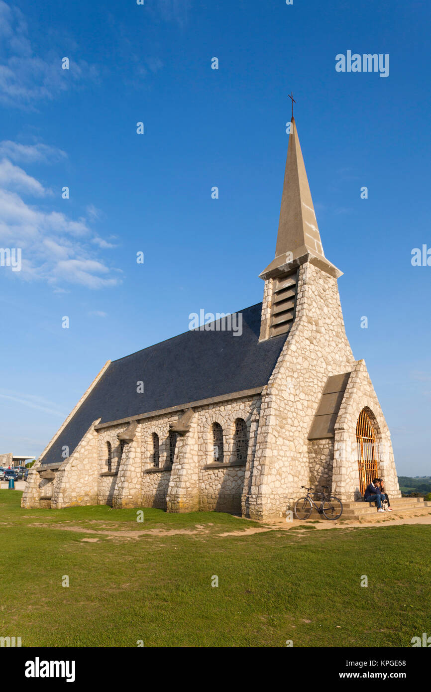 France, Normandie, Etretat, Falaise d'Amont de falaises, Eglise Notre Dame de la Garde. Banque D'Images