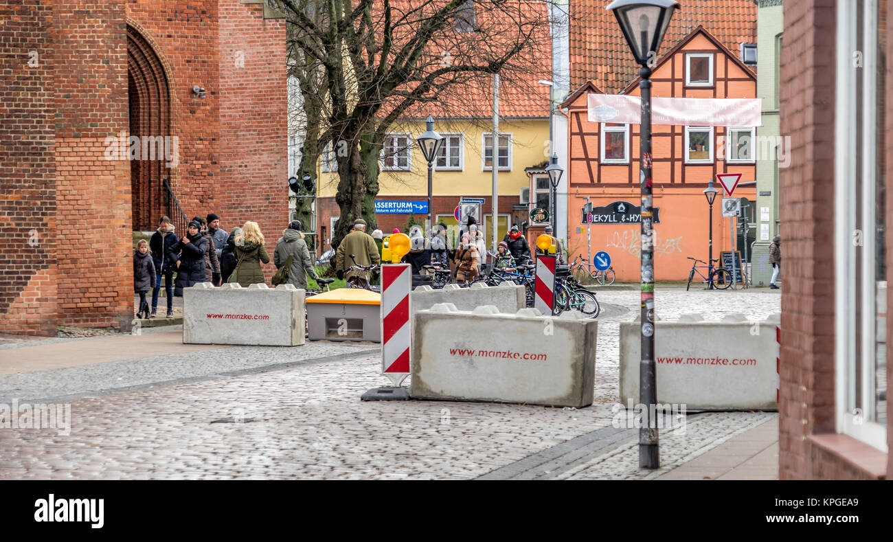 Lunebourg, Basse-Saxe, Allemagne, 10 Décembre 2017 : barrières en béton au bord de la zone piétonne du centre-ville que la protection contre les ter Banque D'Images
