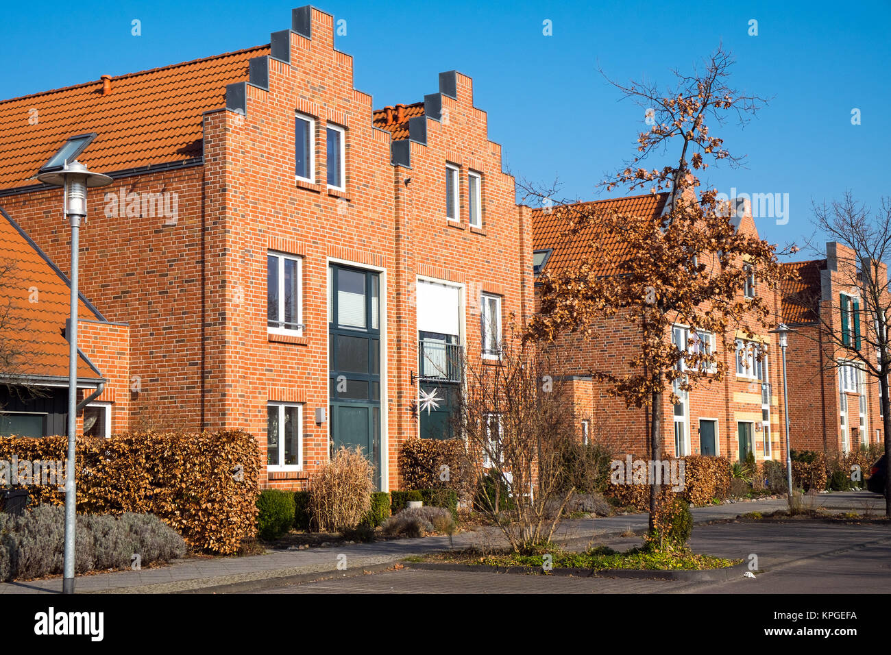 Nouvelles maisons mitoyennes en briques rouges près de Berlin, Allemagne Banque D'Images