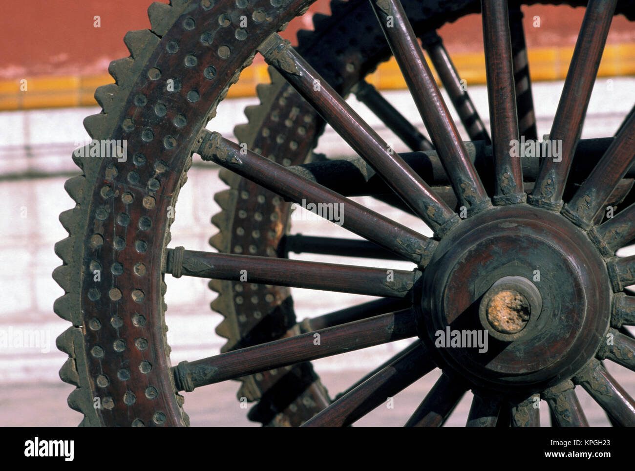 Shenyang, Chine, Close-up de la roue en bois d'un chariot de cérémonie des empereurs Banque D'Images