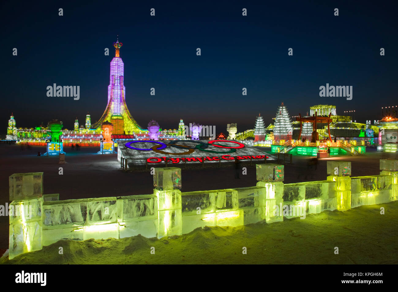 La Chine, la province de Heilongjiang, Shanghai (Shanghai). Harbin Ice and Snow Monde Festival-All Les bâtiments construits en glace-Ice Tower en l'honneur des Jeux Olympiques. Banque D'Images