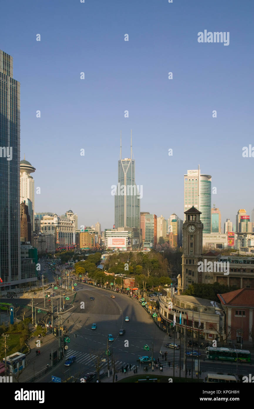 La Chine, Shanghai. Trafic sur West Nanjing Road par Renmin Park / La fin de l'après-midi. Banque D'Images