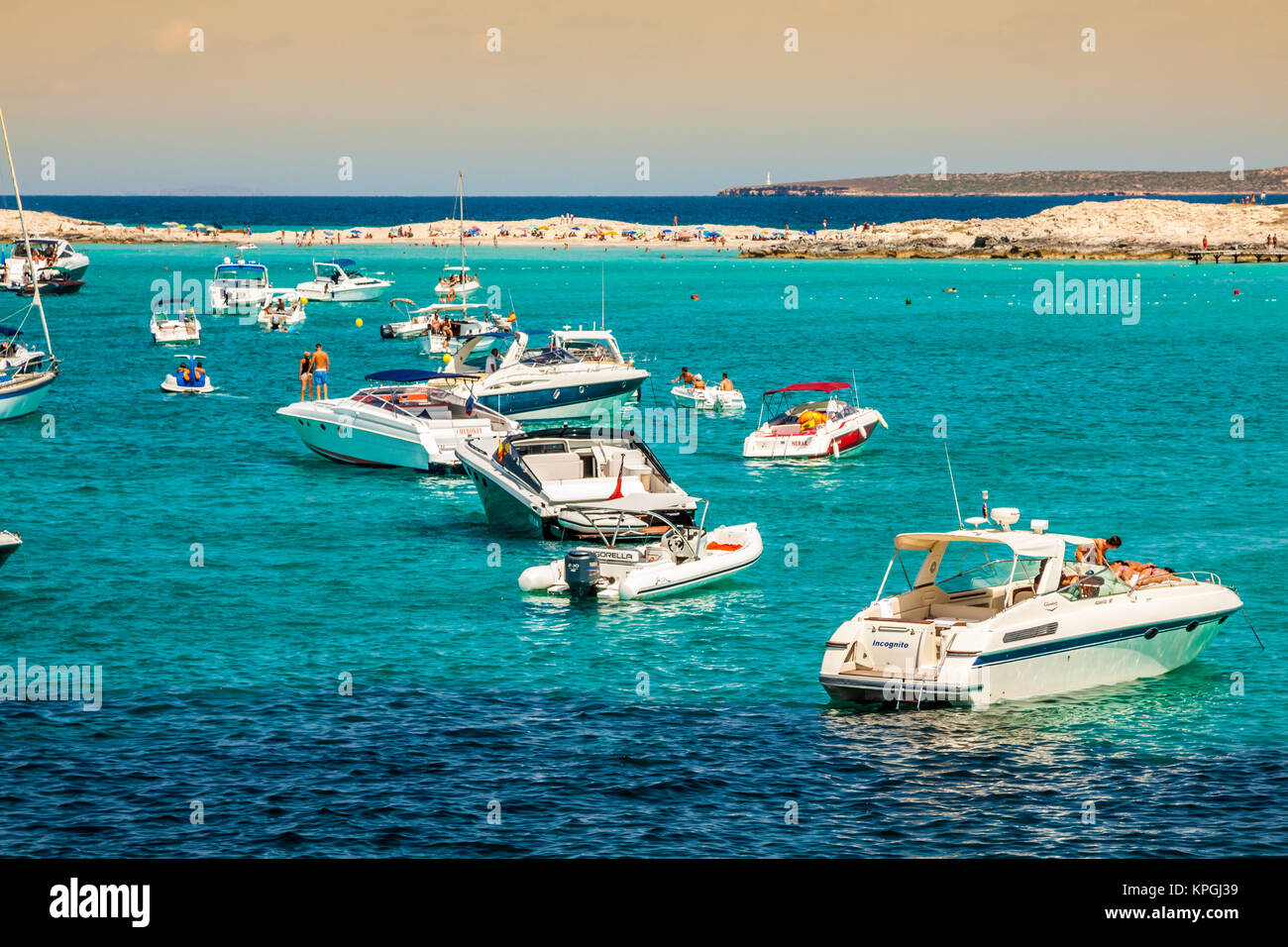 Yacht de luxe dans la plage turquoise de Formentera illetes août 21,2013 Banque D'Images