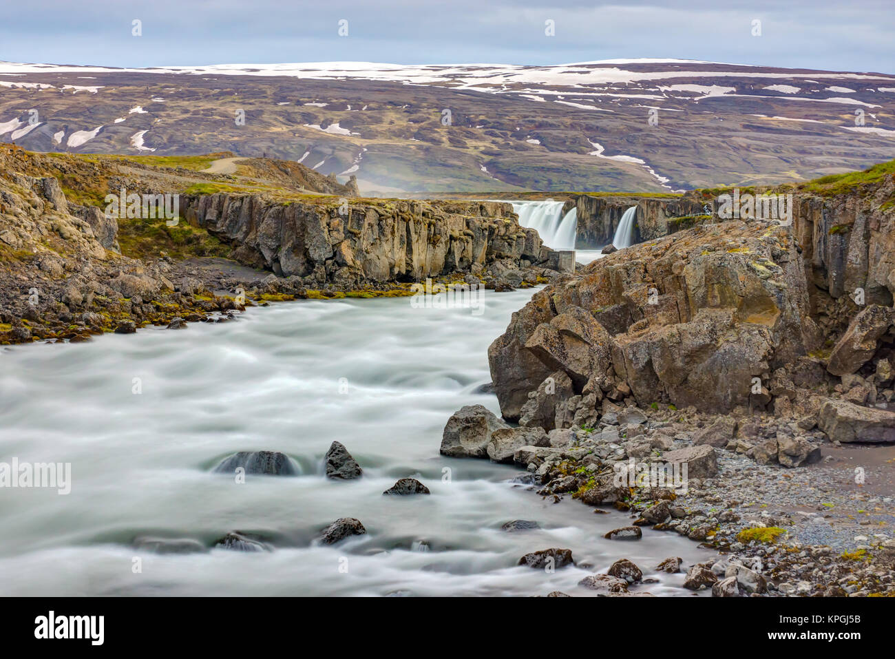 La rivière skjalfandafljot en Islande avec la godafoss en arrière-plan Banque D'Images