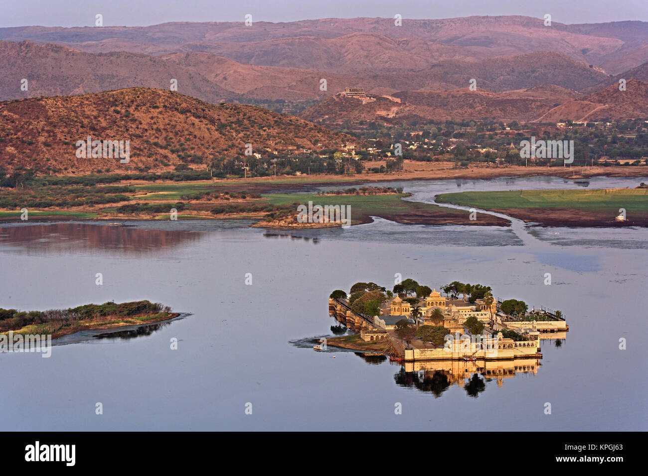 Portrait de Jag Mandir Palace, le lac Pichola, Udaipur, Inde. Banque D'Images