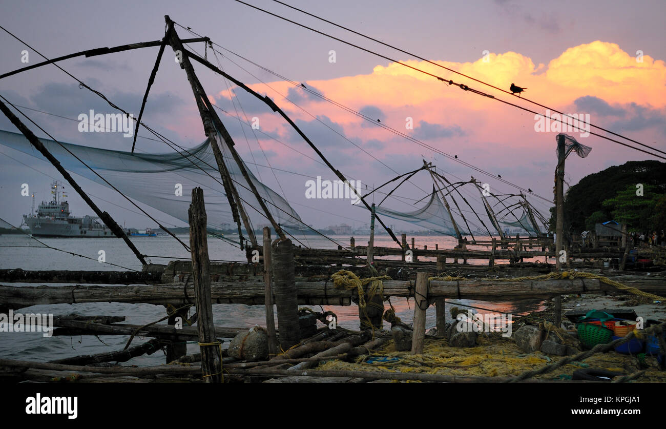 L'Asie, l'Inde, le Kerala, Kochi (Cochin). Une semi-silhouette d'un filet de pêche chinois. Banque D'Images