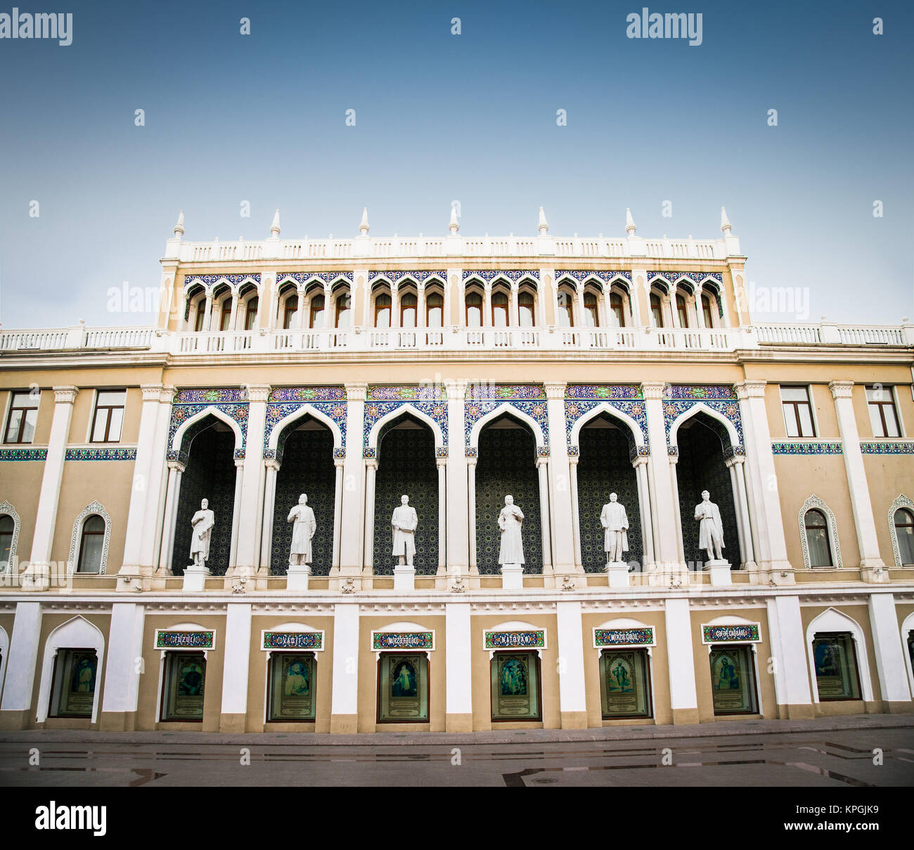BAKU, AZERBAÏDJAN - Oct 3, 2016 : Vue de face du musée de la littérature azerbaïdjanaise Nizami à Bakou, le 3 octobre 2016. Azebaijan. Il contient une grande scienti Banque D'Images
