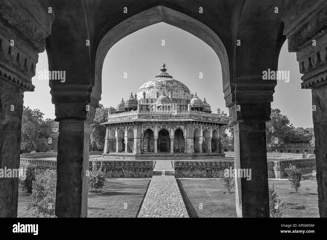 New Delhi , India-August 27, 2014 Une vue d'ensemble d'Isa Khan Niyazi, tombeau de la porte d'entrée Banque D'Images