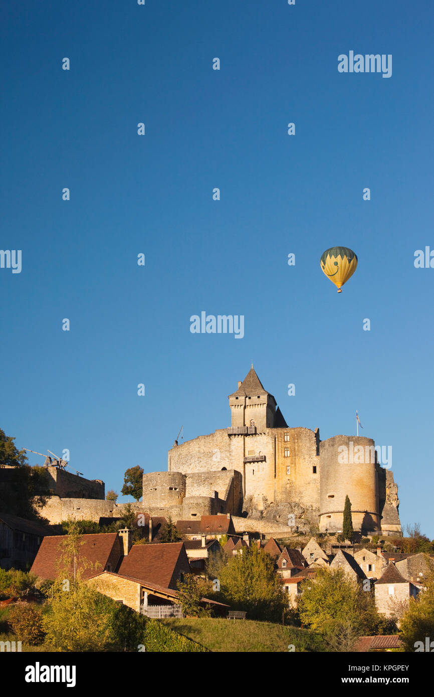 France, région Aquitaine, Département de la Dordogne, Castelnaud-la-Chapelle, château de Castelnaud, 13e siècle, avec ballon à air chaud Banque D'Images