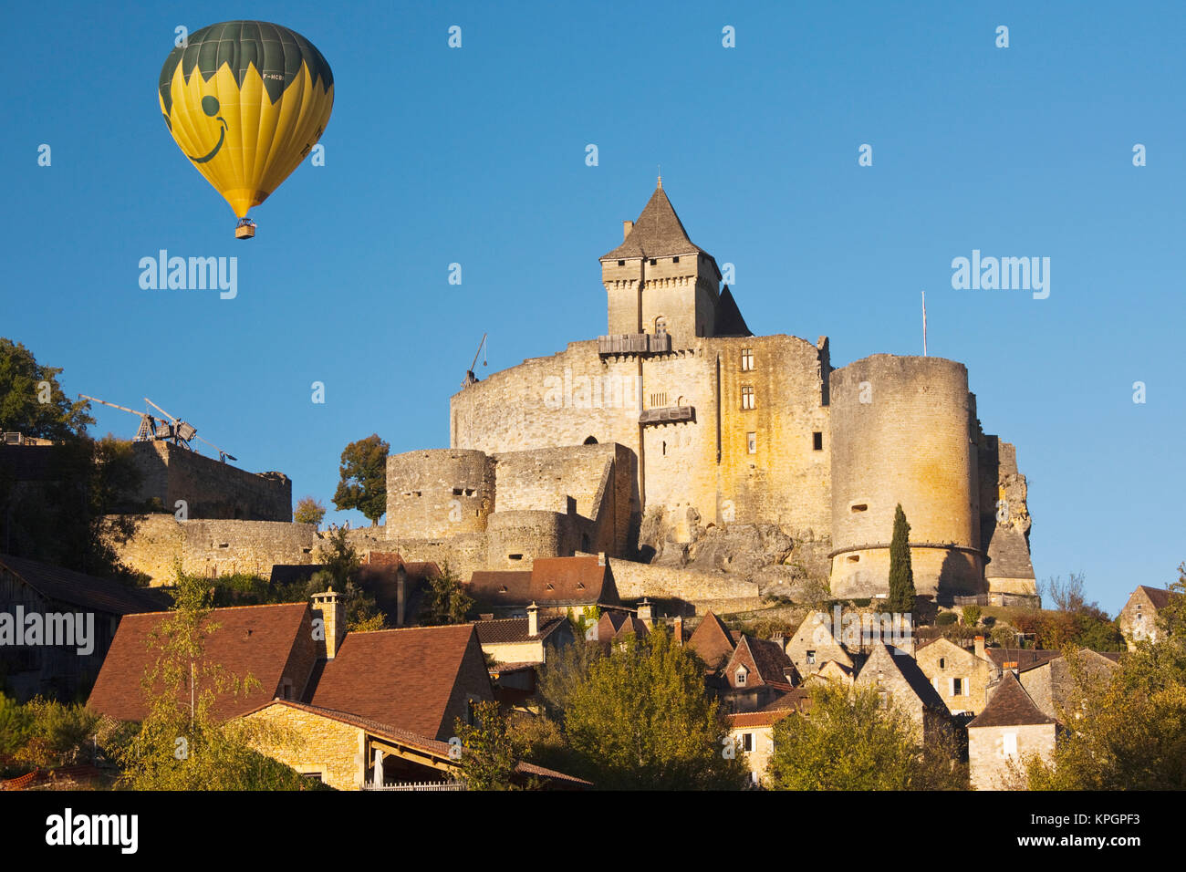 France, région Aquitaine, Département de la Dordogne, Castelnaud-la-Chapelle, château de Castelnaud, 13e siècle, avec ballon à air chaud Banque D'Images