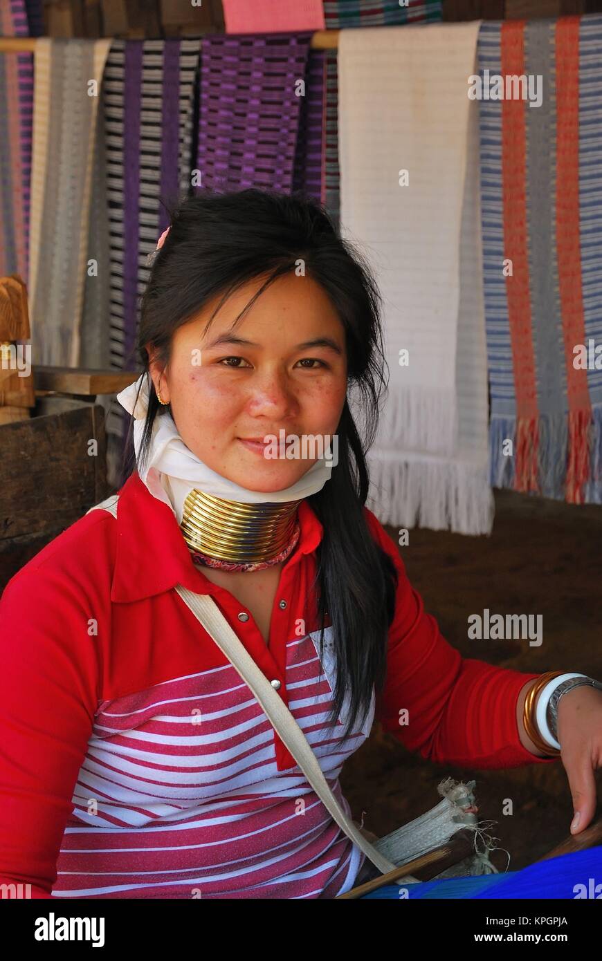 Les jeunes Thaïlandais tribeswoman mariés à des vêtements modernes. Banque D'Images