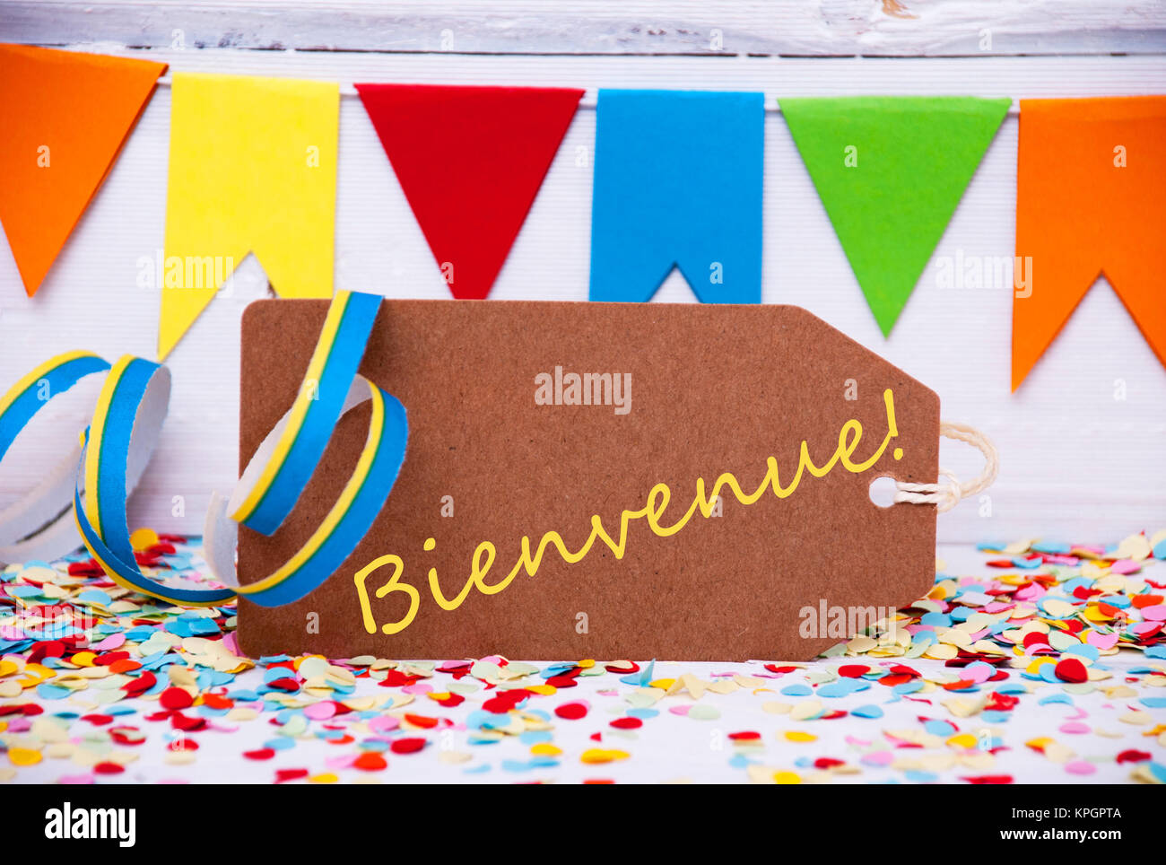 Étiquette avec texte Français Bienvenue signifie bienvenue. Comme partie de la décoration, de banderoles drapeaux et banderoles à confettis. Fond en bois blanc avec vintage, rétro ou style rustique Banque D'Images