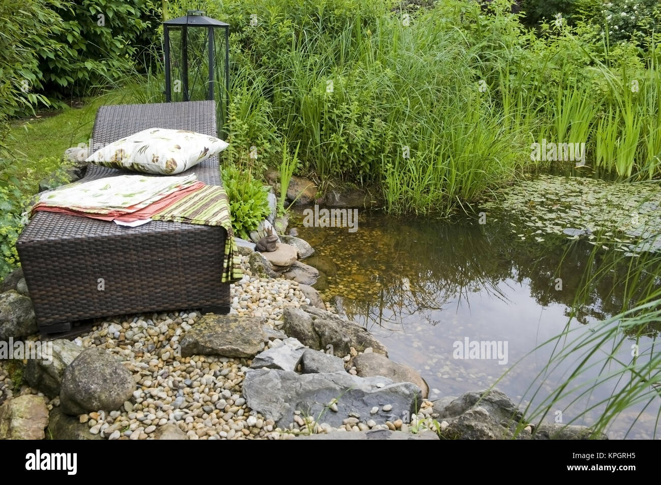 Courte Descriptionoccupation suis Liegestuhl - transat sur étang de jardin Banque D'Images