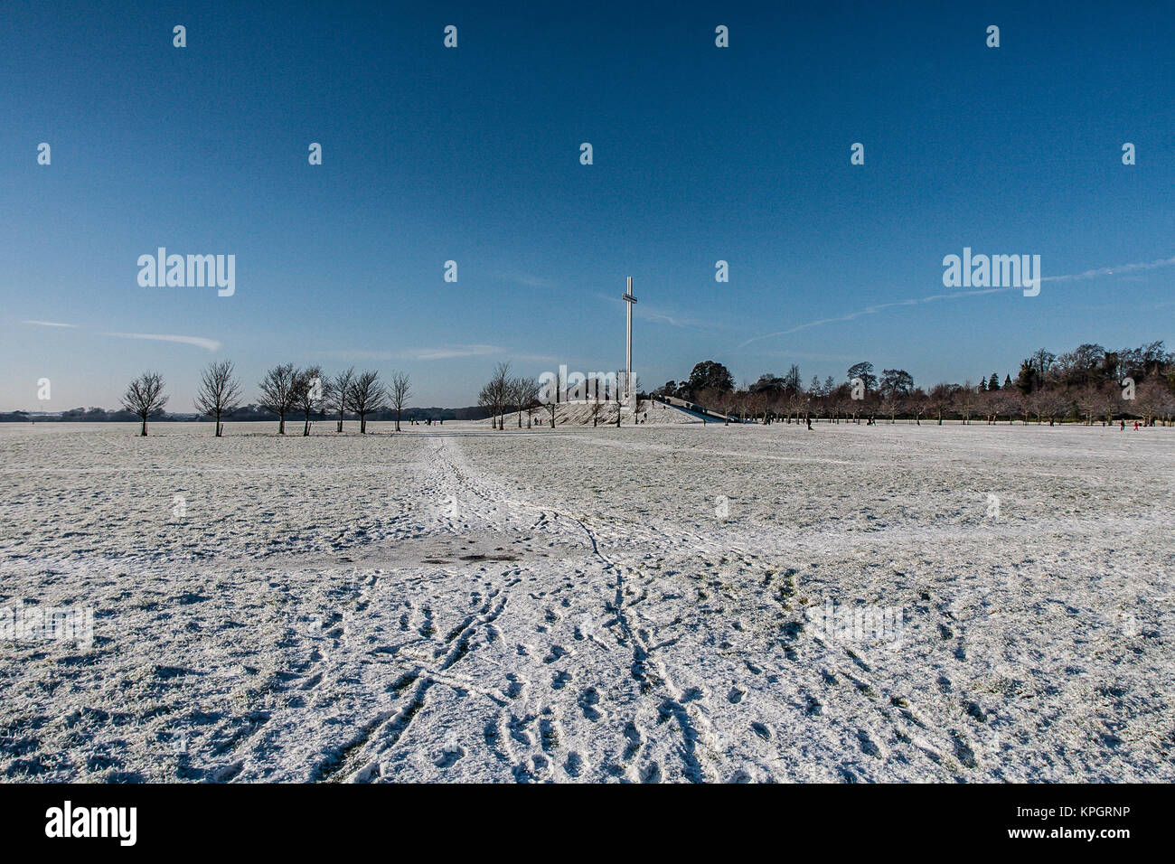 La neige et le gel autour de croix papale dans le Phoenix Park à Dublin sur un beau matin d'hiver du premier jour de la Nouvelle Année 2010 Banque D'Images La neige et le gel autour de croix papale dans le Phoenix Park à Dublin sur un beau matin d'hiver du premier jour de la Nouvelle Année 2010 Banque D'Images