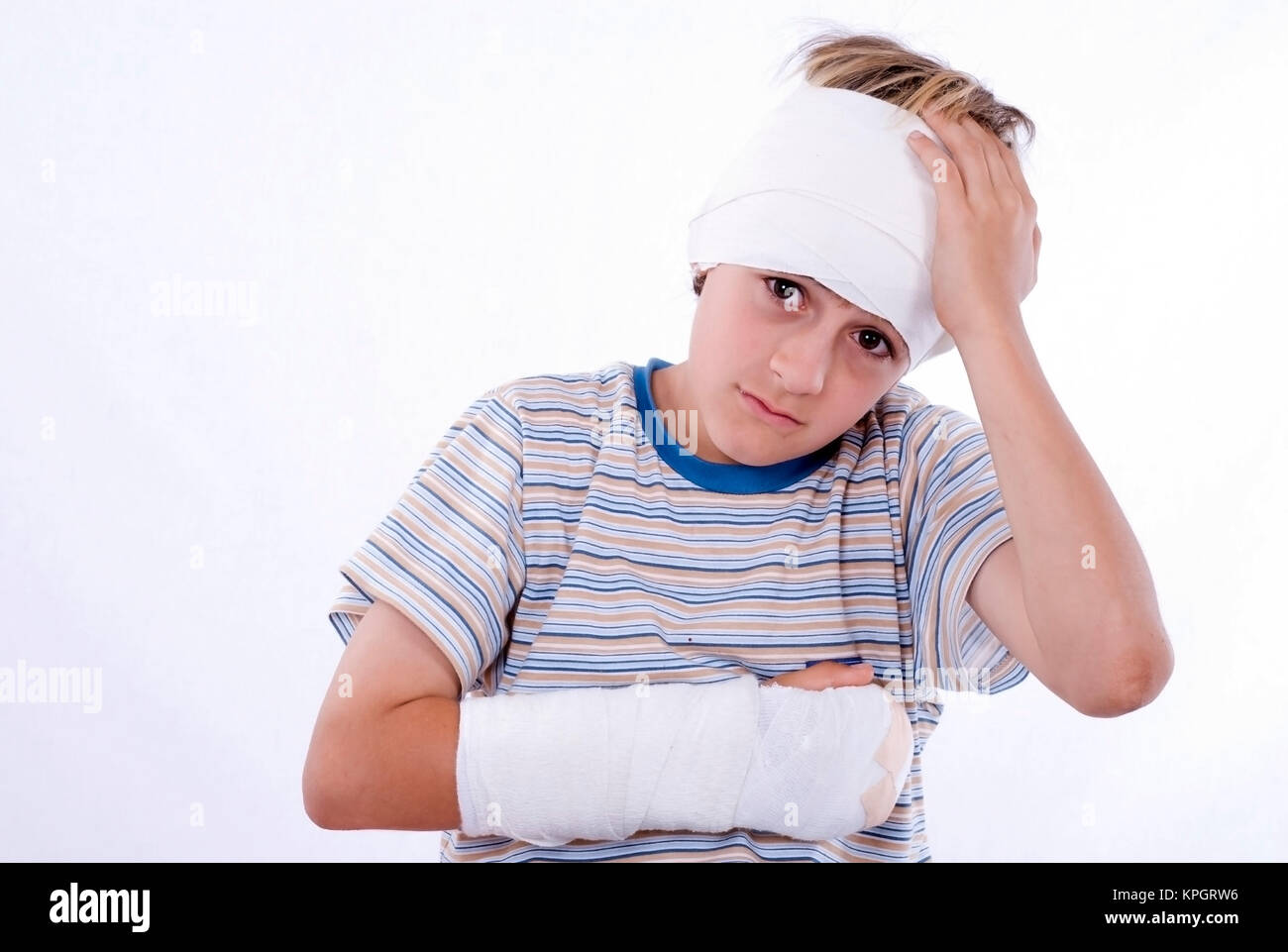 Junge, 11, Armgips Kopfverband und mit - garçon au bras dans le plâtre et bandage sur la tête Banque D'Images