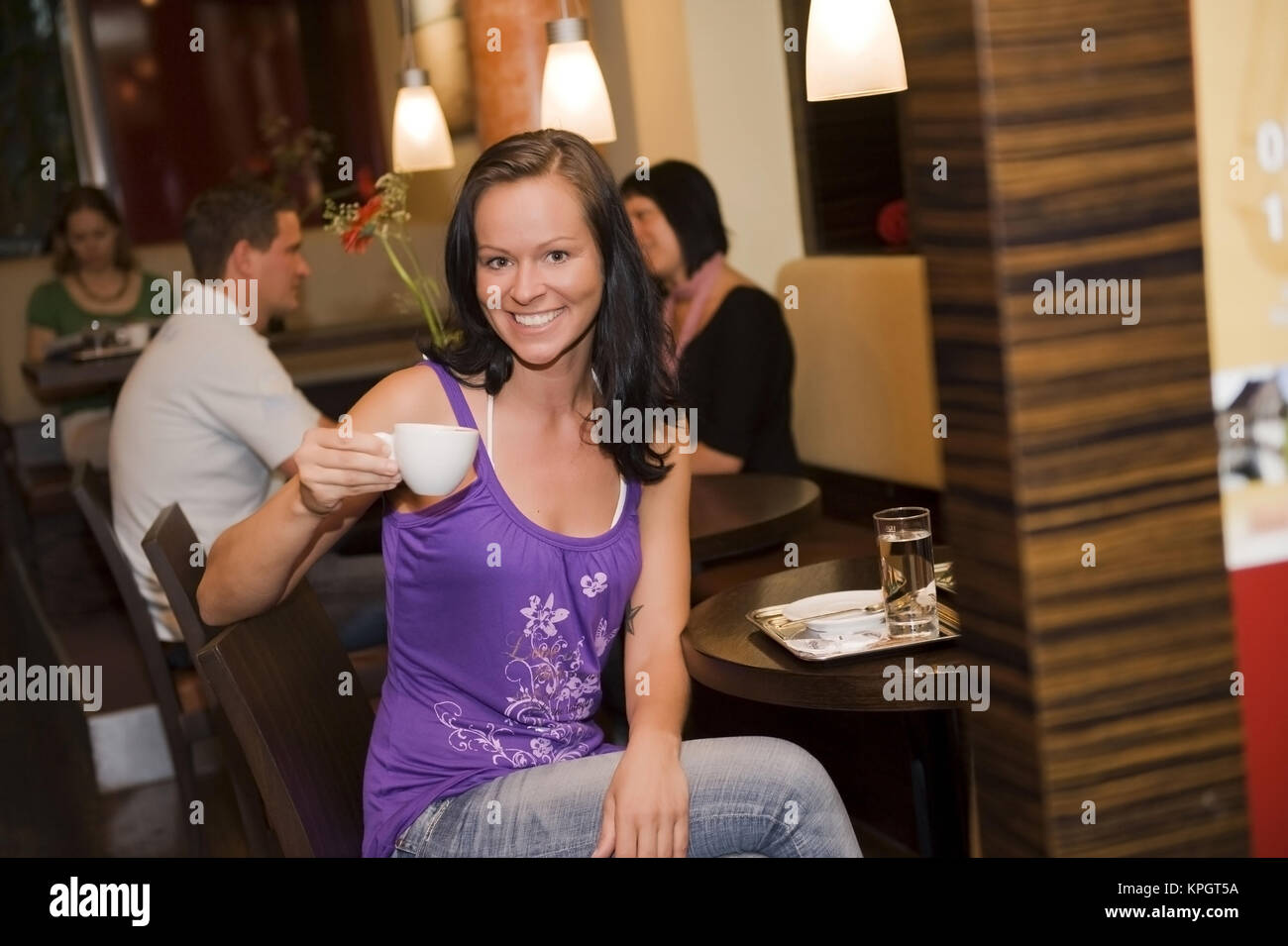 Kaffeehausbesuch , parution du modèle, Junge Frau mit Kaffeetasse - femme boit du café dans les cafés Banque D'Images