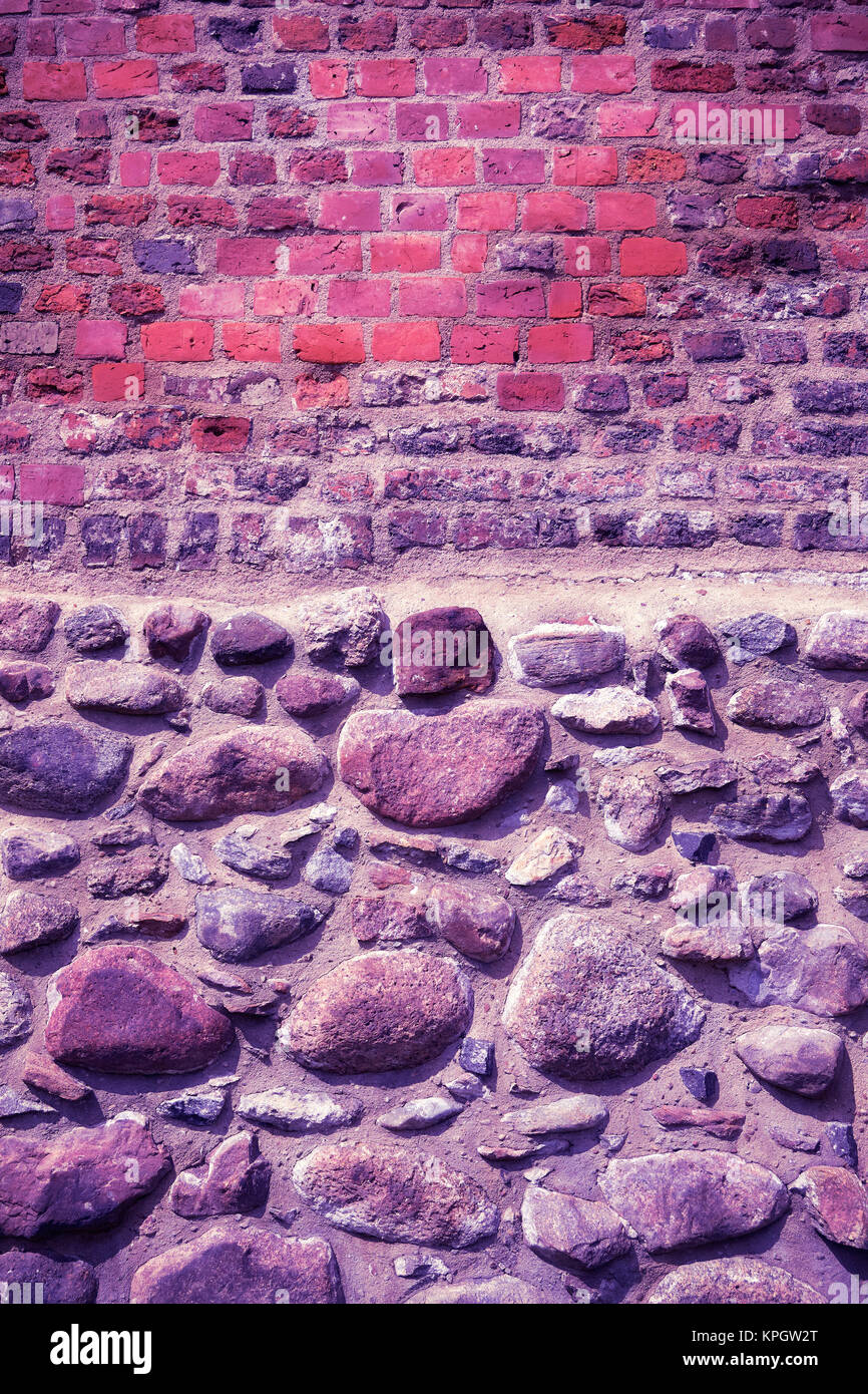 Vieux mur en brique et en pierre, aux tons couleur Ultra Violet image. Banque D'Images