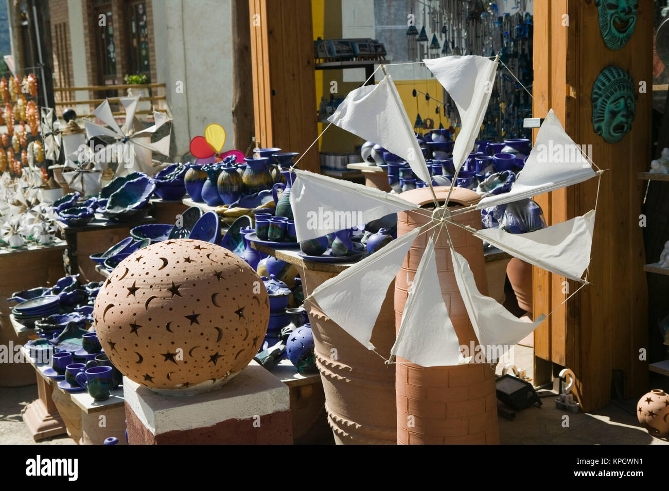Grèce, CRETE, Lassithi, Crète Psichro Province : Boutique de souvenirs et jouets Moulin Banque D'Images