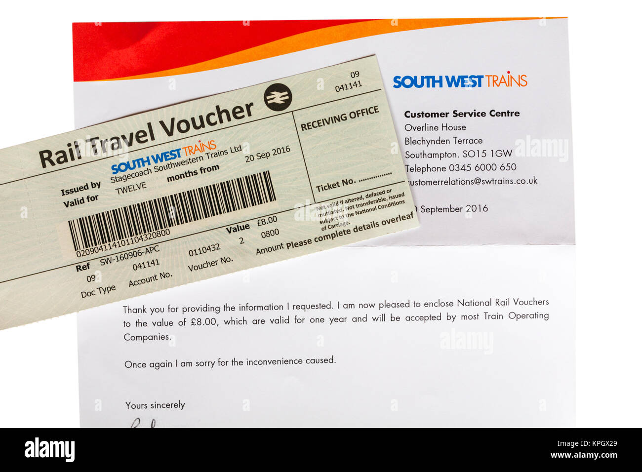 Bon de transport ferroviaire et lettre de South West Trains Centre de service client dans le remboursement des frais de déplacement la compensation du délai Banque D'Images