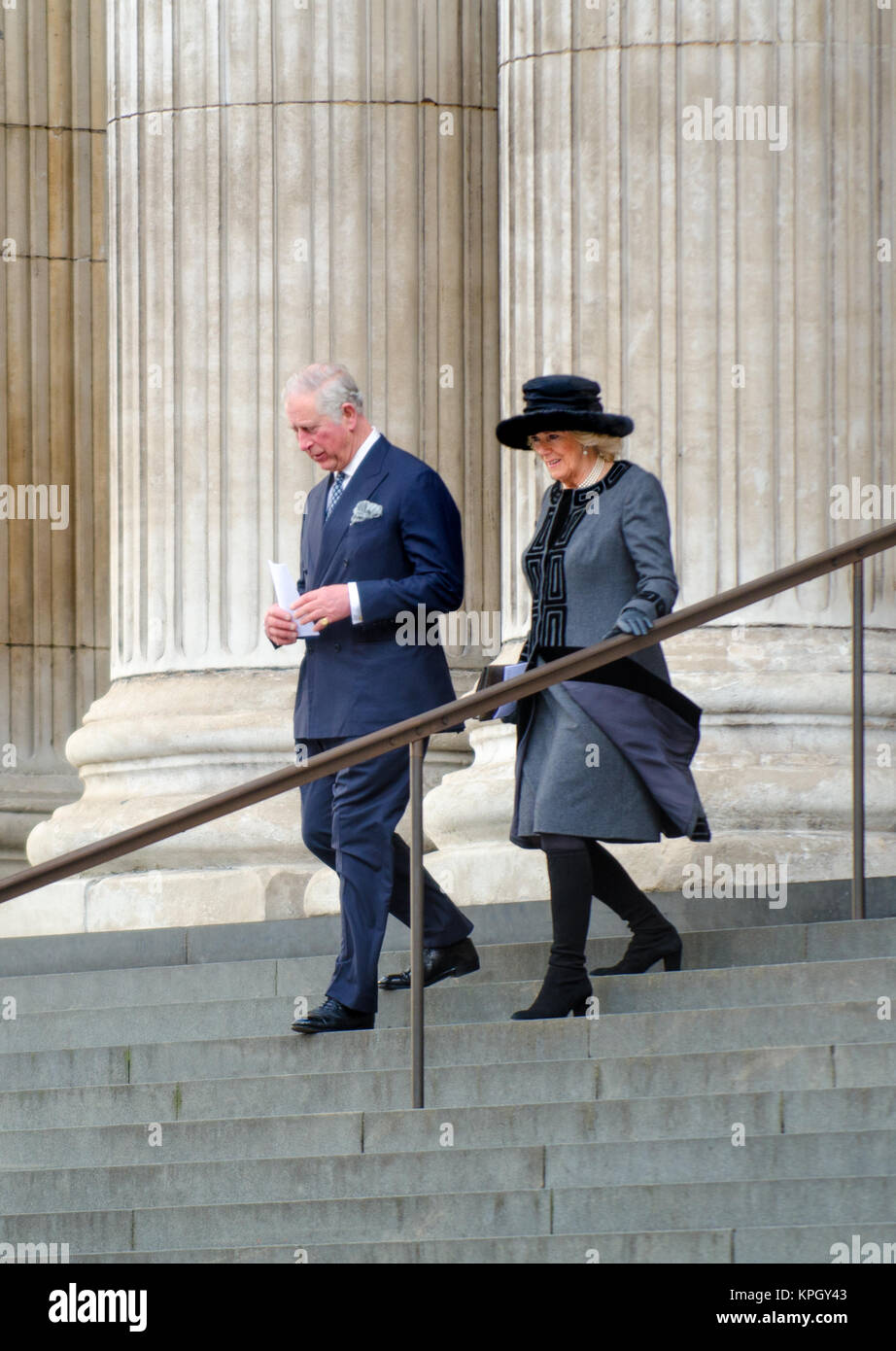 Le Prince Charles et Camilla / duc et la duchesse de Cornouailles, laissant la Cathédrale St Paul après un service commémoratif (14 décembre 2017) pour la tour de Grenfell.... Banque D'Images