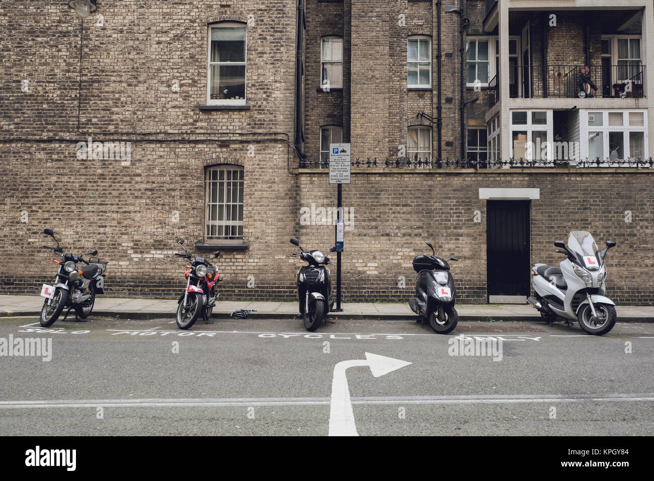 Motos garées sur une rue de Londres Banque D'Images