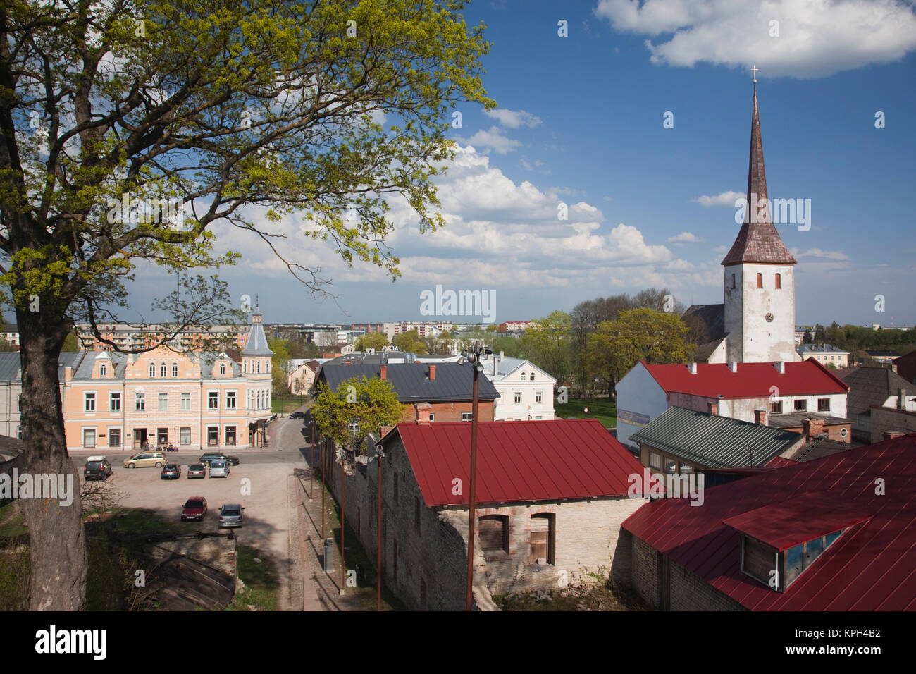 L'Estonie, le nord-est de l'Estonie, Tallinn, vue sur la ville avec l'église de la ville Banque D'Images